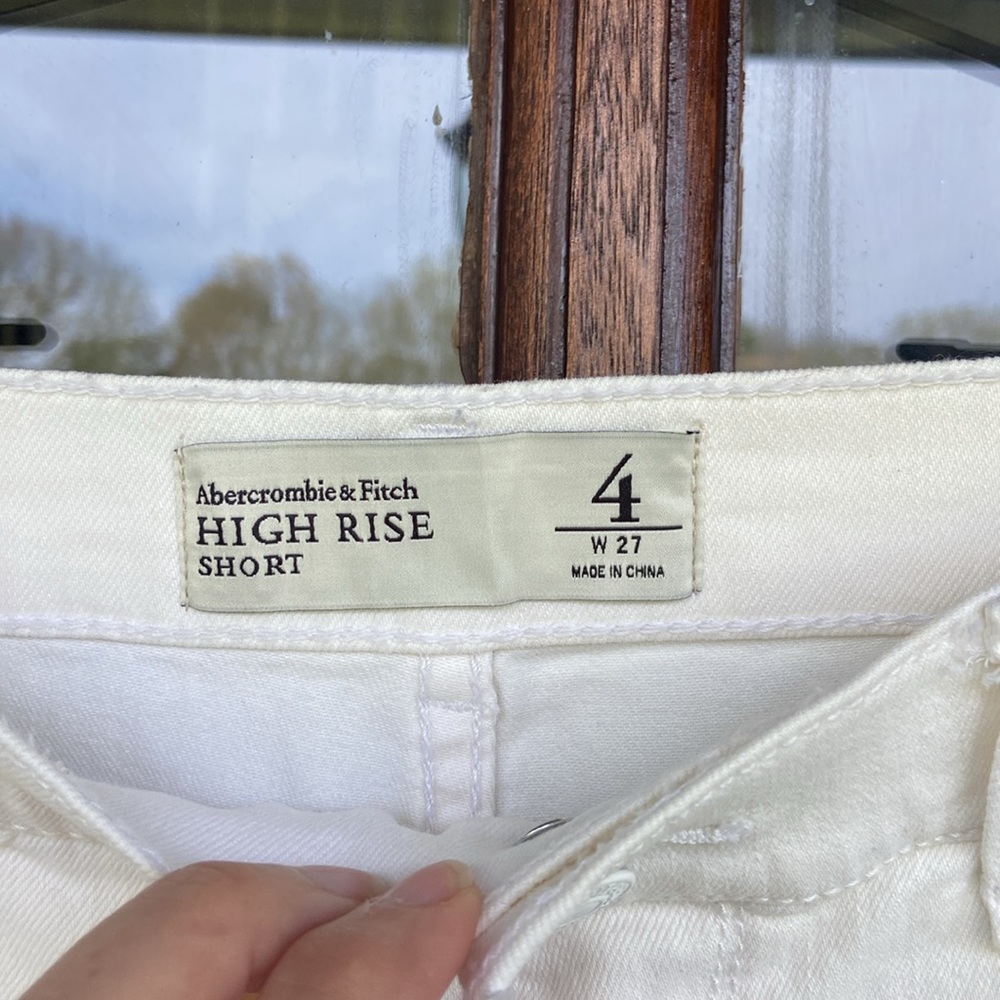 Abercrombie & Fitch high rise shorts. Distressed‎ white. NWT 27 (flaw) - Picture 2 of 4